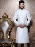 Белый мужской индийский национальный костюм из натурального индийского шёлка, украшенный перламутровыми бусинками