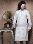 Молочный мужской индийский национальный костюм, украшенный вышивкой, стразами и бисером