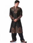 Чёрный мужской индийский национальный костюм из дизайнерского шёлка, украшенный вышивкой скрученной шёлковой нитью, стразами, бисером и пайетками