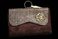 Тёмно-каштановая индийская маленькая сумочка из бархата, украшенная плетением и брошью со стразами