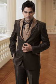 Тёмно-коричневый молодёжный мужской костюм-тройка (с жилетом) + рубашка + галстук с брошью