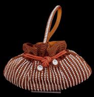 Индийская женская сумочка цвета жжёной умбры, украшенная вышивкой скрученной шёлковой нитью, бисером и стразами