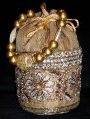 Бежевая индийская маленькая сумочка, украшенная вышивкой бисером, пайетками и стразами