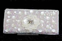Белая индийская маленькая сумочка (клатч), украшенная бисером, пайетками и брошью со стразами