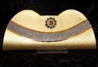 Золотистая индийская маленькая оригинальная сумочкака (клатч), украшенная брошью со стразами