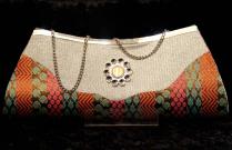 Разноцветная индийская маленькая сумочка, украшенная брошью со стразами