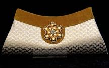 Золотистая индийская маленькая сумочка (клатч) из парчи и бархата, украшенная брошью со стразами