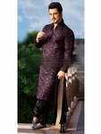 «Тёмно-пурпурный мужской национальный индийский костюм из жаккардовой ткани, украшенный скрученной шёлковой нитью со стразами, бисером, бусинками, пайетками