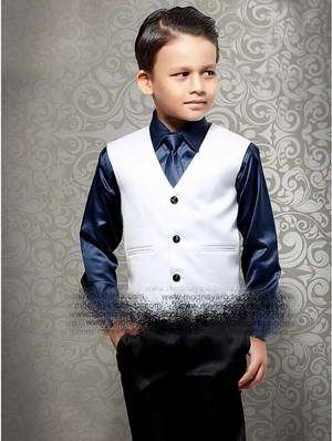 Комплект для мальчика: тёмно-синяя шёлковая рубашка + белый жилет + чёрныебрюки