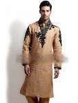 Жёлто-коричневый мужской индийский национальный костюм из льна, украшенный вышивкой с люрексом и стразами