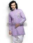 Сиренево-белый мужской индийский национальный костюм из льна, украшенный вышивкой скрученной шёлковой нитью с люрексом, стразами и бусинками