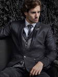 Чёрный мужской костюм-тройка (с жилетом) + белая рубашка с галстуком