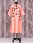Лососевое красивое эксклюзивное платье-туника, с рукавами три четверти, украшенное вышивкой скрученной шёлковой нитью