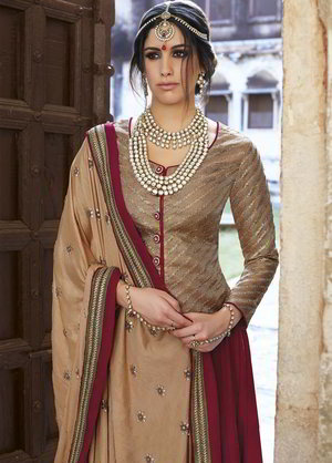Бежевый и бордовый бархатный и шифоновый индийский женский свадебный костюм лехенга (ленга) чоли