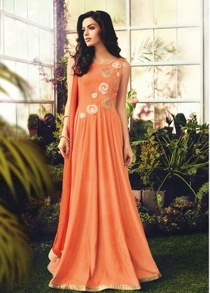 Оранжевое длинное платье в пол, без рукавов, украшенное вышивкой