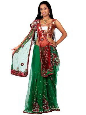 Зелёное с красным индийское лехенга-сари из фатина, украшенное вышивкой скрученной шёлковой нитью, пайетками, бусинками и стразами