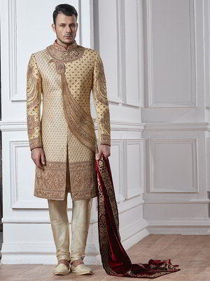 Кремовый индийский свадебный мужской костюм, украшенный вышивкой
