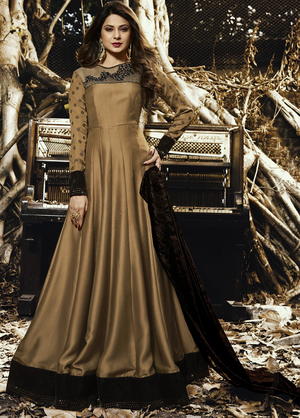 Коричневое длинное платье в пол, с длинными рукавами, украшенное вышивкой