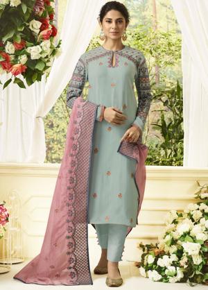 Серо-голубое индийское платье / костюм, с длинными рукавами, украшенное вышивкой