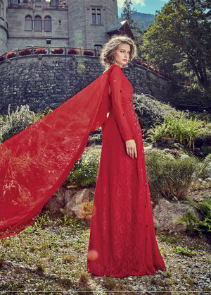 Красное вечернее длинное платье в пол, с длинными рукавами, украшенное вышивкой