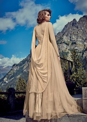 Бежевое длинное платье в пол из фатина, с длинными рукавами, украшенное вышивкой