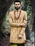 Национальный индийский мужской свадебный костюм: шервани цвета золотого песка + чуридары / сальвары / патиала / дхоти