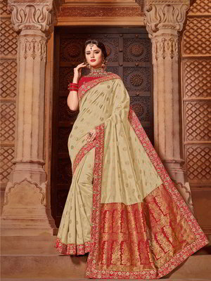 Бежевое и золотистое шёлковое индийское сари