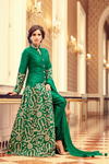 Зелёное длинное платье / костюм из тафты, с длинными рукавами, украшенное вышивкой