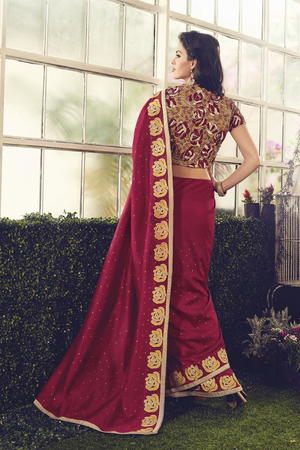 Вишнёвое индийское сари из хлопка, украшенное вышивкой