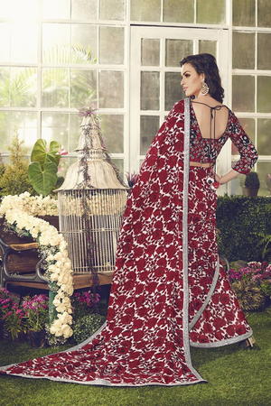Бордовое индийское сари, украшенное вышивкой