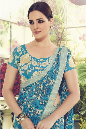 Голубое индийское сари, украшенное вышивкой