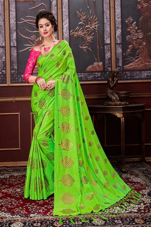 Зелёное шёлковое индийское сари, украшенное печатным рисунком