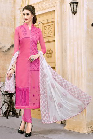 Розовое хлопковое платье / костюм, украшенное вышивкой