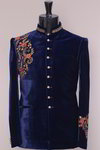 Синий бархатный мужской френч (воротник — стойка), украшенный вышивкой скрученной шёлковой нитью с люрексом, бисером, пайетками и стразами