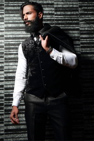 Чёрный мужской костюм-тройка (с жилетом)