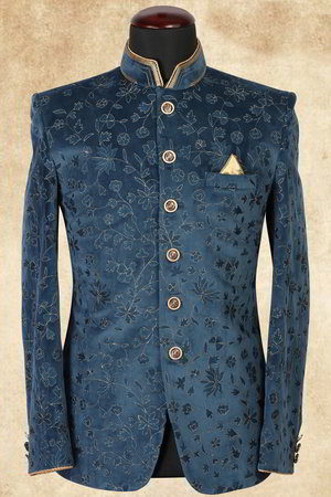 Синий бархатный мужской френч (воротник - стойка), украшенный вышивкой