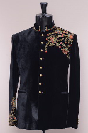 Чёрный бархатный мужской френч (воротник - стойка), украшенный вышивкой скрученной шёлковой нитью с люрексом, бисером, пайетками и стразами