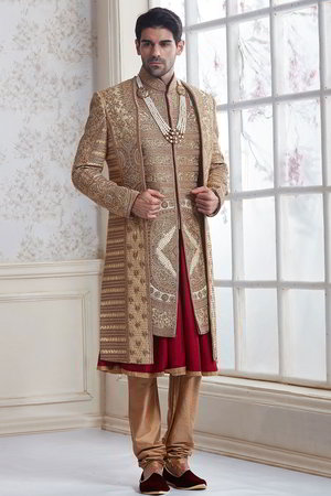 Золотой хлопко-шёлковый индийский свадебный мужской костюм / шервани, украшенный вышивкой люрексом со стразами
