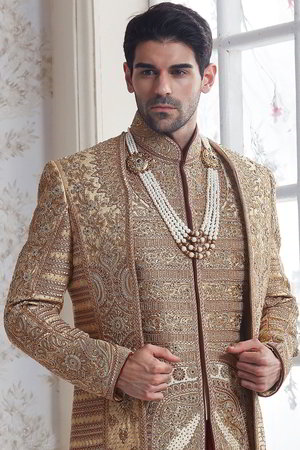 Золотой хлопко-шёлковый индийский свадебный мужской костюм / шервани, украшенный вышивкой люрексом со стразами