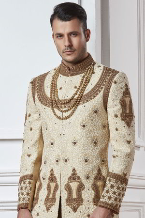 Бежевый индийский свадебный мужской костюм: шервани + чуридары 