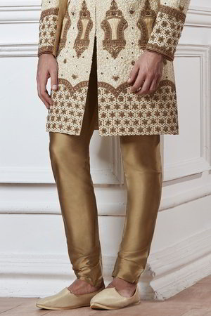 Бежевый индийский свадебный мужской костюм: шервани + чуридары 