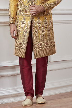 Жёлтый с бордовым национальный индийский свадебный мужской костюм, украшенный вышивкой скрученной шёлковой нитью