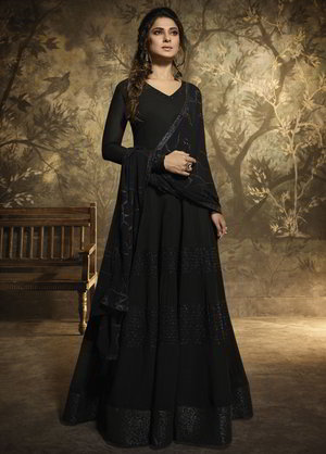 Чёрное длинное платье в пол, с длинными рукавами, украшенное вышивкой