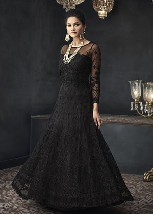 Чёрное вечернее длинное платье в пол из гипюра, с длинными рукавами, украшенное вышивкой