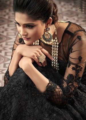 Чёрное вечернее длинное платье в пол из гипюра, с длинными рукавами, украшенное вышивкой