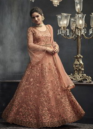 Персиковое красивое длинное платье в пол из гипюра, с длинными рукавами, украшенное вышивкой