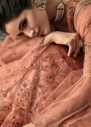 Персиковое красивое длинное платье в пол из гипюра, с длинными рукавами, украшенное вышивкой