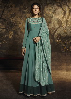 Сине-зелёное длинное платье в пол, с длинными рукавами, украшенное вышивкой
