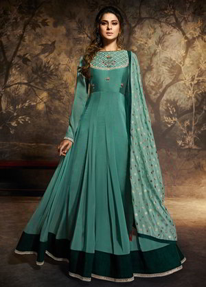 Сине-зелёное длинное платье в пол, с длинными рукавами, украшенное вышивкой