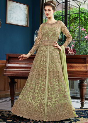Пастельно-зелёное длинное платье в пол, с длинными рукавами, украшенное вышивкой